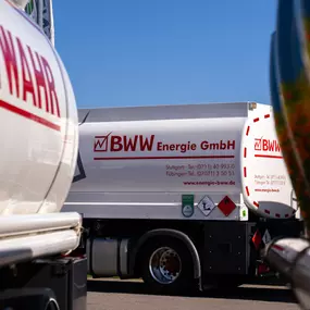 Ein WAHR- und ein BWW-LKW