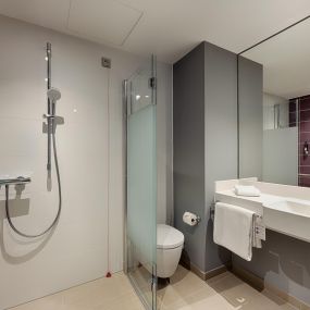 Premier Inn Düsseldorf City Friedrichstadt hotel bathroom with shower