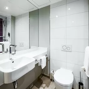 Premier in Stuttgart City Europaviertel hotel bathroom