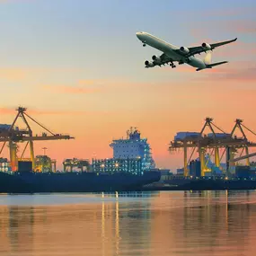 Flugzeug über einem Hafen