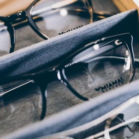schwarze Brillen - Optiker | Optik Rischpler | München