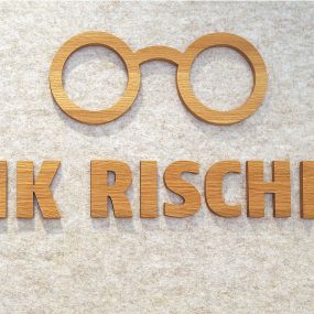 Schriftzug aus Holz - Optiker | Optik Rischpler | München