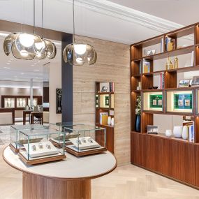 Rolex Showroom mit Vitrinen und großem Wandregal aus Holz