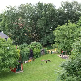 Der große Gartenbereich bietet viel Platz für die Bewegung in der Natur.