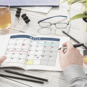 Fülle deine Kapazitäten aus. Kalender mit Terminen füllen. Business Termine. Neukunden gewinnen und Lücken im Kalender schließen.
Du hast noch Platz im Kalender? Du könntest noch den ein oder anderen Zusatzverkauf gebrauchen? Dann sieh dir mein Neukunden-Konzept an. Anna Hertwig