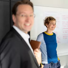 Geschäftsführer Markus Rahner mit Redakteurin Dr. Eva Strohschneider Marketingberatung in Stuttgart