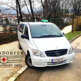 Enzendorfer Taxi & Transport GmbH - Großraumtaxi Linz - Bis zu 8 Personen finden Platz in unseren Kleinbussen. Gemeinsam Ankommen - mit Großraumtaxis von Enzendorfer.