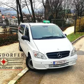 Enzendorfer Taxi & Transport GmbH - Großraumtaxi Linz - Bis zu 8 Personen finden Platz in unseren Kleinbussen. Gemeinsam Ankommen - mit Großraumtaxis von Enzendorfer.