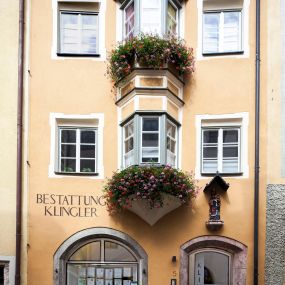 Sie finden uns in einem über 800 Jahre alten Stadthaus im Altstadtkern von Hall in Tirol.