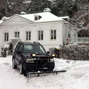 Winterdienst

Von der Wohnanlage bis zum großen Firmen- und Kundenparkplatz: Als Winterdienst sorgen wir in der kalten Jahreszeit für zuverlässig geräumte und gestreute Wege, Zufahrten und Stellflächen – bei Bedarf an sieben Tagen in der Woche.