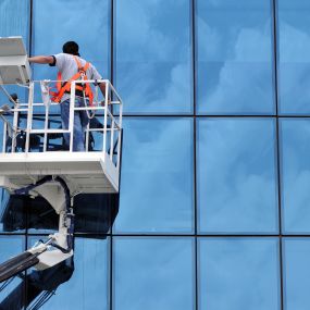 Fensterreinigung

Streifenfreie, strahlende Glasflächen, die klare Sicht nach draußen bieten: Dafür steht unsere Fensterreinigung – ob in Ladengeschäft, Büro, Kanzlei, Ordination, Firmengebäude oder Wohnanlage.

Unsere erstklassig geschulten Fensterputzer wissen, worauf es für strahlend saubere Fenster ankommt – und was wichtig ist, damit sämtliche Glasflächen frei von Streifen sind. Für ein perfektes Erscheinungsbild nach außen wie nach innen bringen sie auch sämtliche Fensterrahmen und Fenster