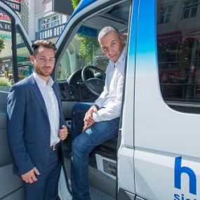 Betriebsleiter Benjamin Haller und Gründer Thomas Haller vom Fahrtendienst hallermobil