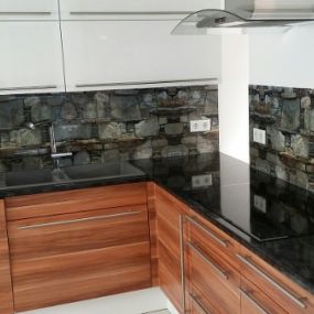 Mager Glas GesmbH - Küchenrückwand mit folierter Steinoptik.