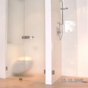Mager Glas GesmbH - WC und Dusche aus satinierten Glas