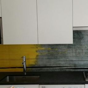 Mager Glas GesmbH - Küchenrückwand mit Folie in Holz - Lack Optik