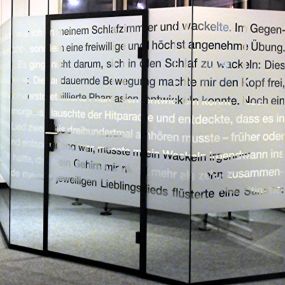 Mager Glas GesmbH - quint-it - Bürotrennwand mit folierten Design.