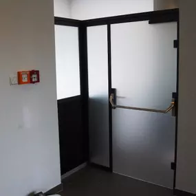 Mager Glas GesmbH - quint-it - Abtrennlösung Sperrbar mit Panikbeschlag.