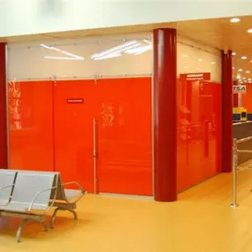Mager Glas GesmbH - Kassenumbau mit Glasfixteilen und Schiebetüre versperrbar in den Fußboden