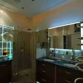 Mager Glas GesmbH - Duschverglasung, Vitrine + Spiegel mit  LED´s beleuchtet