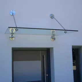 Mager Glas GesmbH - Abgehängtes Glasvordach