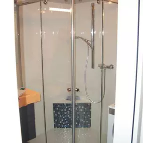 Mager Glas GesmbH - Glasdusche mit Eckeinstieg zum schieben.