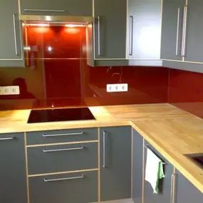 Mager Glas GesmbH - Küchenrückwand mit roten Glas