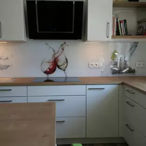 Mager Glas GesmbH - Küchenrückwand mit digitalbedruckter Folie.