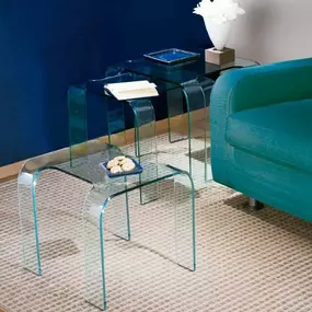 Mager Glas GesmbH - Stapelbarer Beistelltisch aus Klarglas oder lackiert erhältlich in den Farben: Weiß, Schwarz, Rot, Blau, Grün, Gelb, Grau und Braun.