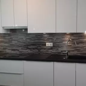 Mager Glas GesmbH - Küchenrückwand in Steinoptik foliert.