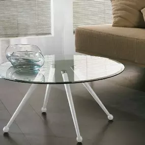 Mager Glas GesmbH - Couchtisch aus Klarglas, obere Platte mit geschliffenem Rand und Facettenschliff. Füße aus Holz in verschiedenen Farben. Glasplatte mit Facettenschliff.