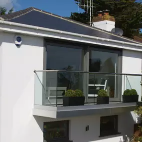 Mager Glas GesmbH - Balkongeländer Q-railing mit Edelstahlhandlauf.