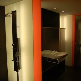 Mager Glas GesmbH - Beleuchtete Duschwand