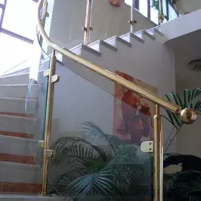 Mager Glas GesmbH - Stiegengeländer mit gebogenen Sicherheitsglas.