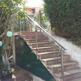 Mager Glas GesmbH - Stiegengeländerumbau. Vorher Holz nachher in Edelstahl.