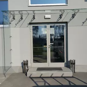 Mager Glas GesmbH - Glasvordach mit Edelstahl Schwerter.