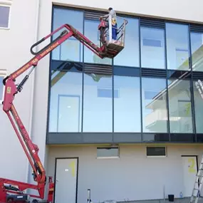 Weiner Gebäudeservice GmbH & Co KG - Glas- und Fensterreinigung: Zu einem gepflegten Erscheinungsbild gehören natürlich saubere, streifenfreie Glas- bzw. Fensterflächen, denn sie sind der Blickfang jedes Hauses. Auch schwer zugängliche Fenster sind für unsere Profis kein Problem. Ob Glasschachtreinigung von Aufzugskabinen, Schaufenstern, große Glasfronten, Wintergärten, Glasüberdachungen, etc. – unsere Fachkräfte beseitigen auch die stärksten Verschmutzungen.