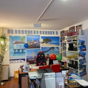 Hinter Alice Bergers Schreibtisch strahen in Blau und Weiß Bilder von ihrem Lieblings-Reiseland GRIECHENLAND und den Malediven.