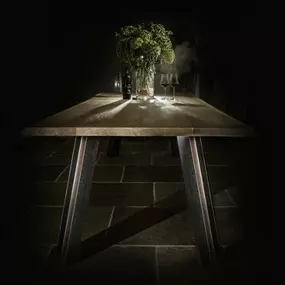 Tisch in Eiche massiv und Tischbeinen aus I-Trägern