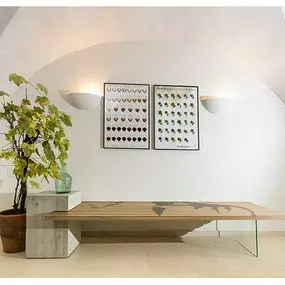 James Dean auf Bank aus Eiche, Beton und Glas