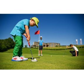 Golfangebote für Groß und Klein, 1. Abschlag direkt beim Hotel