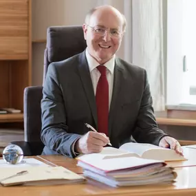 Dr. Hans Peter Raab