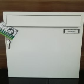 Einzelbriefkasten leabox zur Aufputzmontage - verkehrsweiß