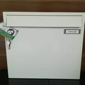 Einzelbriefkasten leabox zur Aufputzmontage - verkehrsweiß