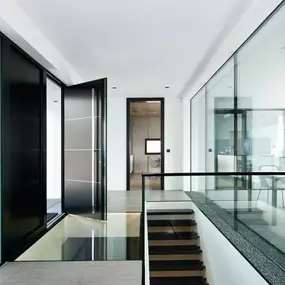 Internorm Fensterstudio Krems - Autorisierter Fachhändler -lichtdurchfluteter Eingangsbereich