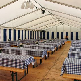 VIP Zeltverleih GmbH - Partyzelt mit Tischen und Bänken, eingedeckt