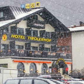 Hotel Tirolerhof im Winter bei Schneefall