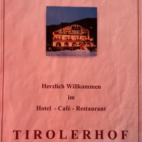 Hotel Tirolerhof im Winter bei Schneefall