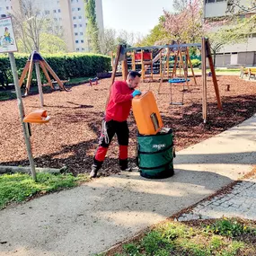 Spielplatzpflege im Zuge der Hausbetreuung