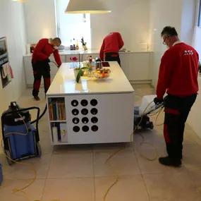 Haushaltshilfe für Privatpersonen. Hier die Grundreinigung eines Feinsteinzeugbodens