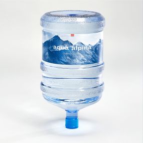 Quellfrisches Alpenwasser in BPA-freien Flaschen.